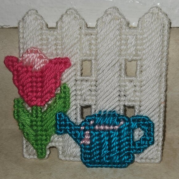 New Handmade Plastic Canvas Floral Design Refrigerator Magnet - Picture 1 of 3